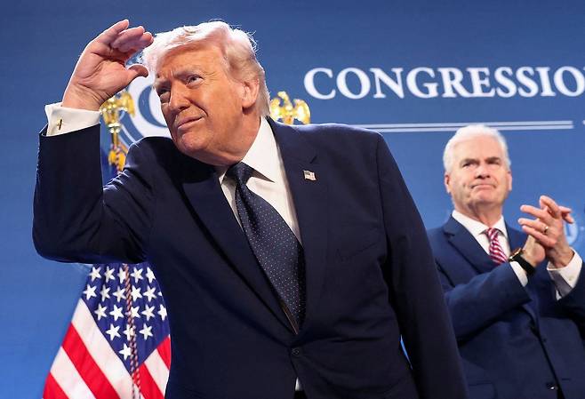 도널드 트럼프 미국 대통령(왼쪽)이 9일(현지시간) 플로리다주 마이애미의 ‘트럼프 내셔널 도랄 리조트’에서 열린 하원 공화당 대회에서 연설을 마친 뒤 청중석을 바라보고 있다. 로이터=연합뉴스