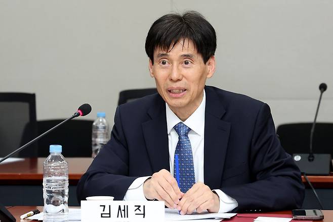 김세직 한국개발연구원(KDI) 원장이 10일 세종시 반곡동 KDI에서 열린 출입기자단 간담회에서 질문에 답변하고 있다. 뉴스1