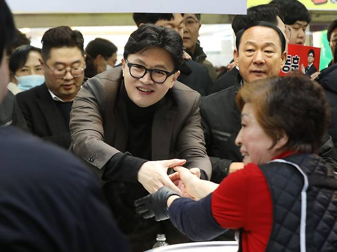 한동훈 전 국민의힘 대표가 7일 오후 부산 북구 구포시장을 찾아 상인들과 인사를 나누고 있다. 뉴스1