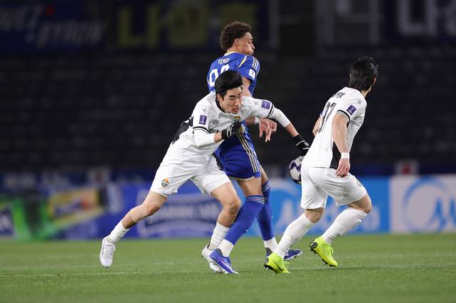 ▲ 강원FC 서민우가 10일 일본 도쿄 마치다 풋볼 스타디움에서 열린 FC 마치다 젤비아와 2025-2026 AFC 챔피언스리그 엘리트 16강 2차전에서 몸싸움을 펼치고 있다. 강원FC 제공