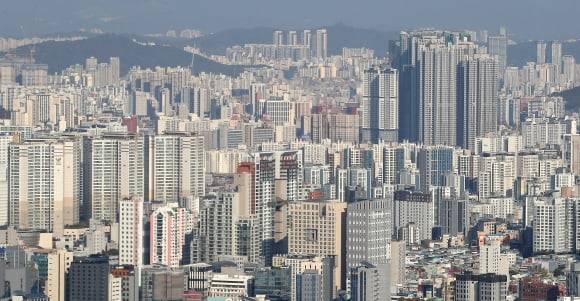 서울 남산에서 바라본 아파트 단지 모습. 뉴스1