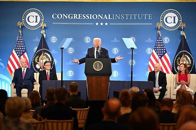 도널드 트럼프 미국 대통령이 9일(현지시간) 미국 플로리다주 도럴의 '트럼프 내셔널 도럴 마이애미'에서 열린 공화당 의원 이슈 컨퍼런스에서 연설하고 있다.  /게티이미지, AFP연합뉴스