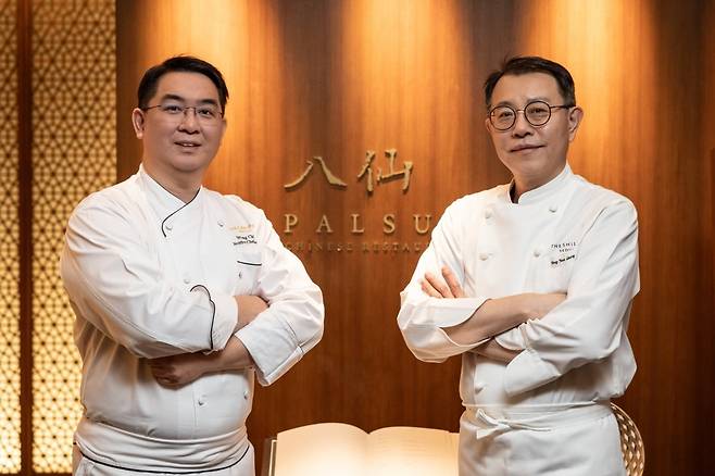 (왼쪽부터) 탕코트 웡 치 파이 중식 총괄셰프와 서울신라호텔 장금승 중식 총괄셰프. 사진=서울신라호텔 제공