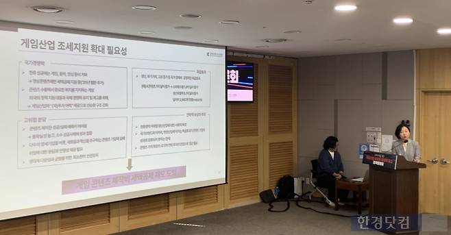 10일 국회의원회관에서 박성훈 국민의힘 의원 주최로 열린 '세제지원을 통한 게임산업 글로벌 경쟁력 제고 정책토론회'에서 발제를 맡은 송진 한국콘텐츠진흥원 콘텐츠산업정책연구센터장. / 사진=홍민성 기자