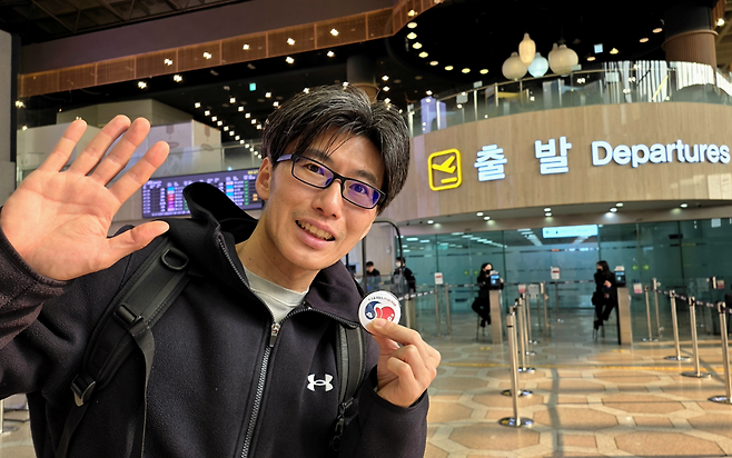 야마모토 츠요시 서기관이 9일 인천공항 출국장에서 한일 수교 60주년을 기념하는 마크를 들고 이별 인사를 하고 있다. 본인 제공