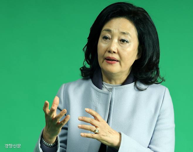 박영선 전 중소벤처기업부 장관이 지난 5일 서울 중구 경향신문 본사 사옥에서 기자와 인터뷰하고 있다.  서성일 선임기자 centing@kyunghyang.com