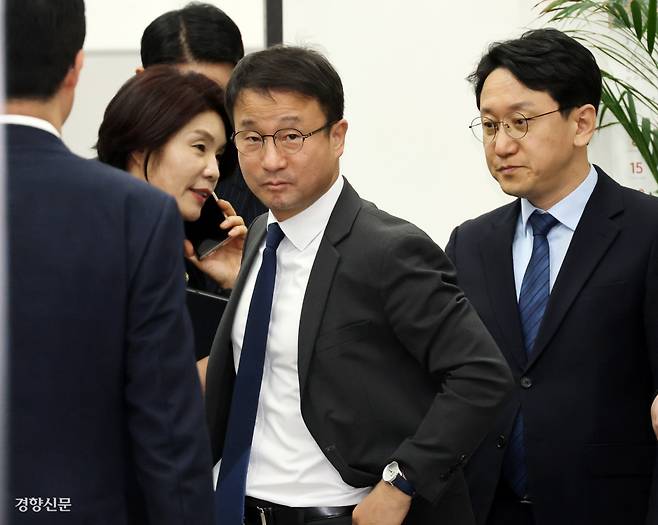 원내대책회의 연 민주당 한병도 더불어민주당 원내대표(가운데)가 10일 국회에서 열린 원내대책회의에 입장하고 있다. 박민규 선임기자 parkyu@kyunghyang.com