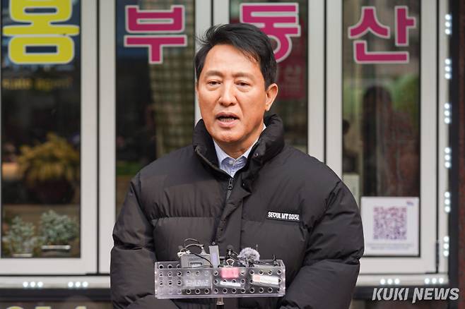 오세훈 서울시장이 9일 서울 동대문구 휘경동 일대에서 공인중개사, 1인 청년 가구와 함께 전월세 주거난 관련 현장 점검을 마치고 취재진의 질문에 답하고 있다. 남동균 기자