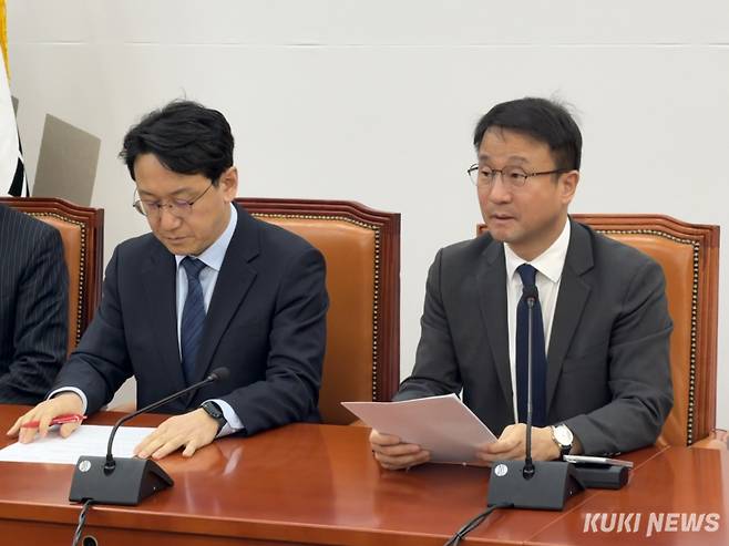 한병도 더불어민주당 원내대표(오른쪽)가 10일 서울 여의도 국회에서 열린 원내대책회의에서 발언하고 있다. 유병민 기자