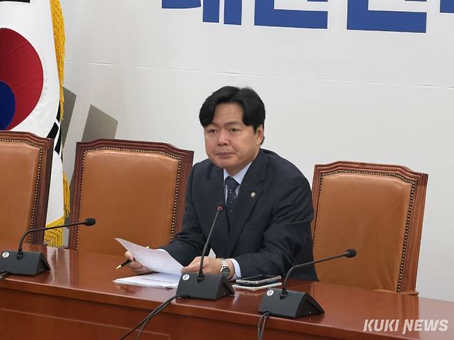 김현정 더불어민주당 원내대변인이 10일 서울 여의도 국회에서 열린 원내대책회의 직후 기자들과 만나 대화하고 있다. 유병민 기자