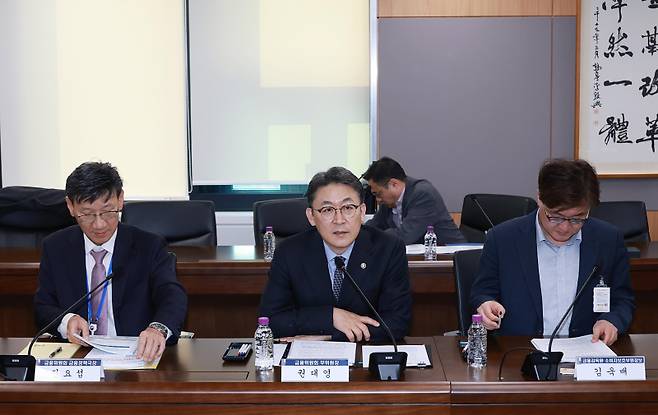 권대영 금융위원회 부위원장이 지난 9일 오후 서울 종로구 정부서울청사에서 개최한 제3차 금융업권 생산적 금융협의체에서 금융감독원 생산적 금융 담당 부원장보, 신한금융지주, 하나금융지주, BNK금융지주, 미래에셋증권, 하나증권, 삼성생명, 메리츠화재, 한국산업은행, 중소기업은행 등의 생산적 금융 담당 임원 등과 생산적 금융 추진방안에 대해 논의했다. 금융위원회 제공