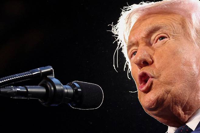 도널드 트럼프 미국 대통령이 9일(현지시간) 미국 플로리다주 마이애미의 트럼프 내셔널 도랄 마이애미에서 공화당 당원들에게 연설하고 있다. 로이터연합