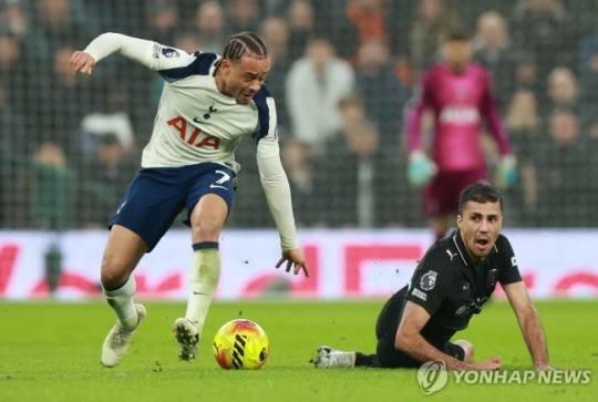 지난달 2일 토트넘전에서 볼을 다투는 맨시티의 로드리(오른쪽) / 사진=연합뉴스