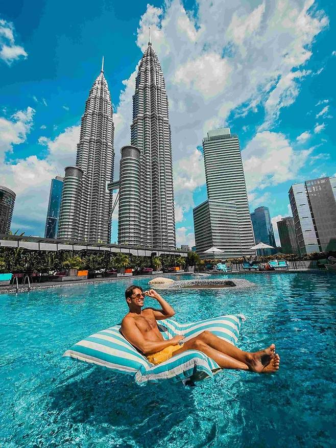 페트로나스 트윈 타워 전경의 야외수영장 / 사진=W 쿠알라룸푸르