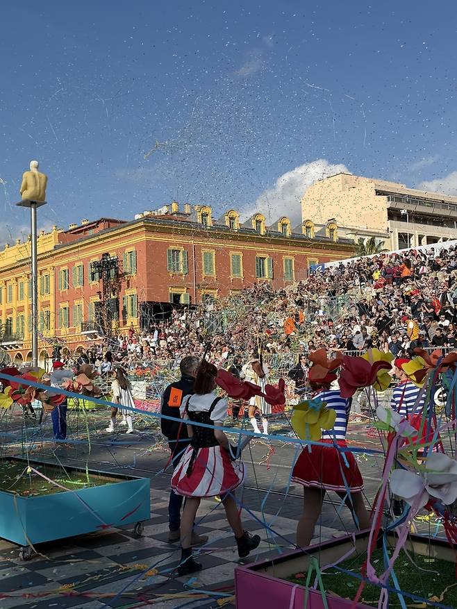 니스 카니발 낮 축제 시작 직후 모습.  /사진= 강예신 여행+ 기자