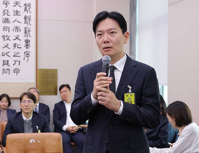 박상용 법무연수원 교수가 지난해 10월23일 국회 법제사법위원회 전체회의에서 의원 질의에 답변하고 있다.<연합>