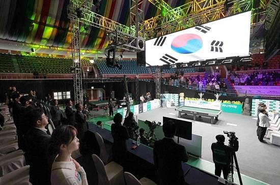 프로당구협회는 25/26시즌 프로당구 왕중왕을 가리는 ‘하나카드하나캐피탈 PBA-LPBA 월드챔피언십’ 예선전 조별리그 경기 방식을 종전 풀리그에서 ‘스위스 스테이지’로 변경, 대회 긴장감과 흥행 요소를 끌어올렸다. 사진은 월드챔피언십 개막식. (사진=PBA)