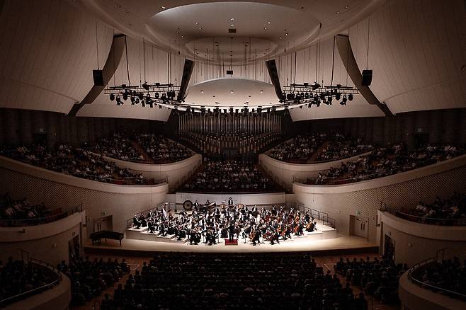 지난해 6월 개관한 부산콘서트홀에서 공연이 열리고 있다. 부산콘서트홀은 개관 6개월만에 12만 명 이상의 관람객이 다녀가며 부산의 새로운 문화 명소로 자리매김하고 있다. 부산시