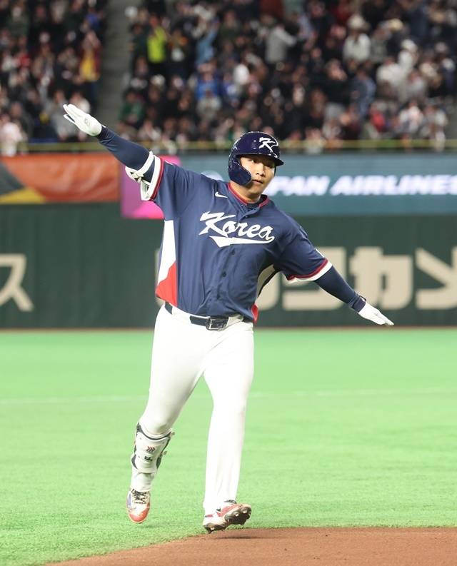9일 일본 도쿄돔에서 열린 2026 월드베이스볼클래식(WBC) C조 조별리그 최종전 대한민국과 호주의 경기. 2회초 무사 1루 한국 문보경이 2점 홈런을 친 뒤 자축하고 있다. 사진=연합뉴스