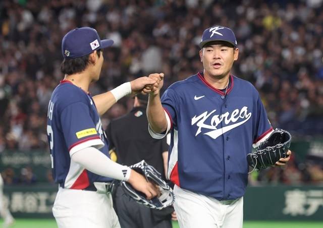 9일 일본 도쿄돔에서 열린 2026 월드베이스볼클래식(WBC) C조 조별리그 최종전 대한민국과 호주의 경기. 3회말 무실점 호투를 보인 한국 노경은이 이정후와 자축하고 있다. 사진=연합뉴스