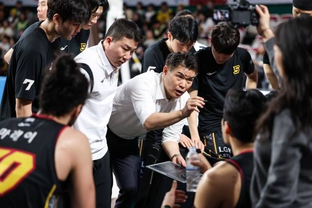 조상현 감독은 “SK전은 정말 승리하고 싶었다. 그래서 밤새워 준비하기도 했다. 평소보다 수비 전술도 더 많이 가져갔다. 그만큼 욕심이 나는 게임이었다”고 이야기했다. 그러면서 “SK를 잡으면 6라운드에도 좋은 흐름을 이어갈 수 있을 거라고 생각했다. 자존심 문제도 있었다. 창원에서 SK에 계속 패배한다는 건 스스로 받아들이기 힘든 일이었다. 정말 중요한 경기였는데…”라며 “그래서 더 화도 나고 그랬던 것 같다. 스스로 돌아봐도 예민한 하루였다. 내 욕심이 과했다”고 덧붙였다. 사진=KBL 제공