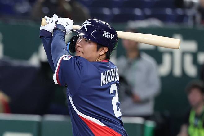 문보경(LG 트윈스)이 2026 월드베이스볼클래식(WBC) 한국야구대표팀 8강 진출 주역으로 떠올랐다. 사진은 지난 9일 일본 도쿄돔에서 열린 2026 WBC 조별리그 C조 4차전 한국과 호주의 경기 5회초 2사 2루에서 문보경이 1타점 적시타를 친 모습. /사진=뉴시스