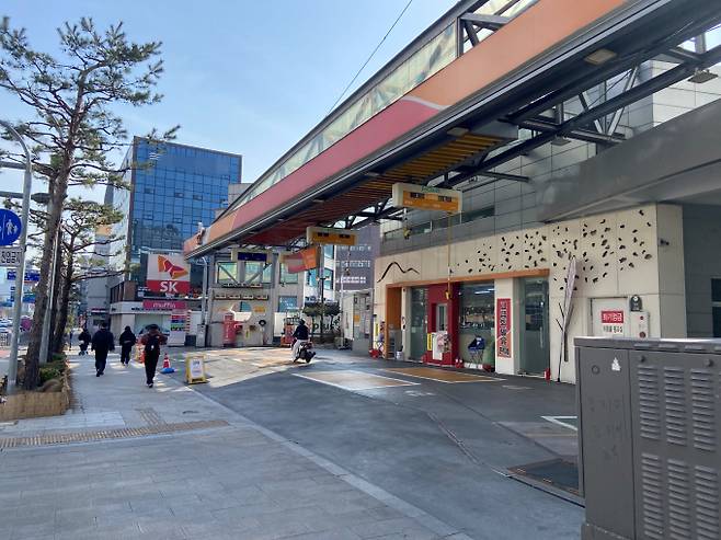 정부가 최고가격제를 꺼내들었지만 정유사 수익성 악화를 고려해 구체적인 지원 방안 마련도 필요하단 목소리가 나온다. 사진은 서울 중구의 한 주유소 모습. /사진=최성원 기자