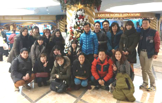 2013년 당시 신월복지관 김동호(파란색 윗 옷) 관장과 직원들이 송년 모임을 마치고 찍은 기념사진. 앞줄 왼쪽 세 번째가 필자.