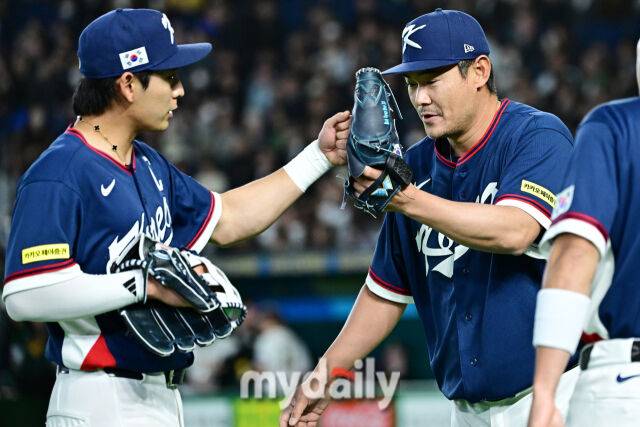9일 일본 도쿄돔에서 열린 2026 월드 베이스볼 클래식(WBC) 조별리그 한국-호주 경기. 노경은이 2회말 2사 호주 퍼킨스의 타구를 직접 잡아 이닝을 마쳤다. 이정후(왼쪽) 기뻐하는 노경은./도쿄(일본) = 한혁승 기자