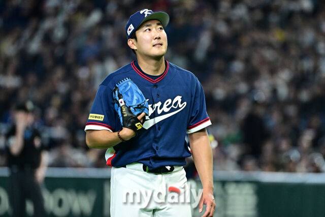 9일 일본 도쿄돔에서 열린 2026 월드 베이스볼 클래식(WBC) 조별리그 한국-호주 경기. 선발 손주영이 1회 무실점 수비를 마치고 더그아웃으로 향하고 있다./도쿄(일본) = 한혁승 기자