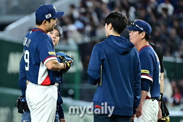 9일 일본 도쿄돔에서 열린 2026 월드 베이스볼 클래식(WBC) 조별리그 한국-호주 경기. 류지현 감독이 2회말 시작과 동시에 마운드에 올라 선발 손주영과 이야기를 나누고 있다./도쿄(일본) = 한혁승 기자