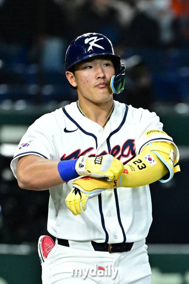 5일 일본 도쿄돔에서 열린 2026 월드 베이스볼 클래식(WBC) 조별리그 한국-체코 경기. 안현민이 1회말 1사 1-2루에 볼넷 출루하고 있다./도쿄(일본) = 한혁승 기자