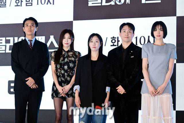 2026년 3월 10일 오후 서울 구로구 더세인트에서 진행된 ENA 월화드라마 '클라이맥스' 제작발표회엣 출연진들이 포즈를 취하고 있다. (왼쪽부터 주지훈, 하지원, 이지원 감독, 오정세, 나나) / 곽경훈 기자 (kphoto@mydaily.co.kr)