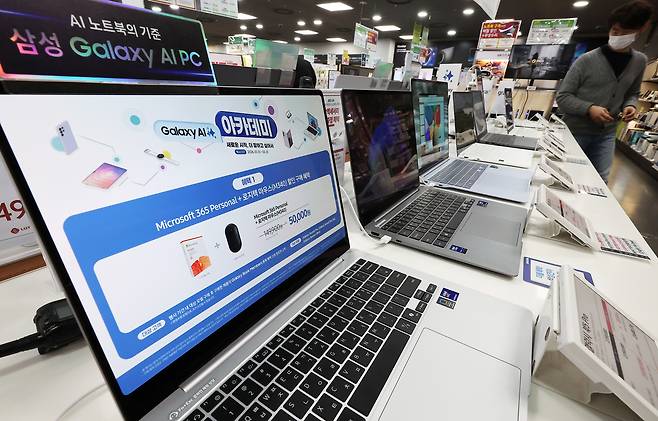 서울의 한 마트에서 관계자가 노트북을 살펴보고 있다. [연합]