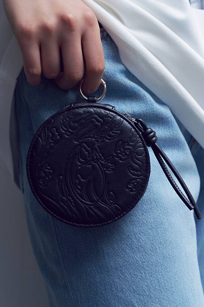 ‘2026 BTS X MU:DS Collaboration Merch.’ 카드홀더. [국립박물관문화재단]