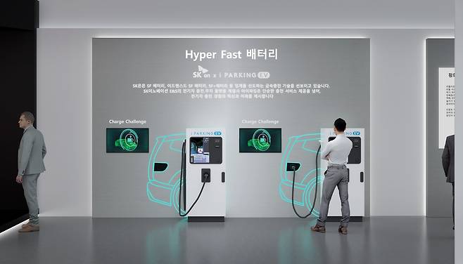 11일부터 열리는 ‘인터배터리 2026’ SK온 전시관 내 하이퍼 패스트 배터리 충전 공간.  [SK온 제공]