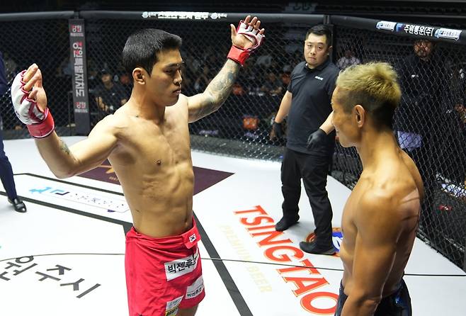 일본 파이터를 상대로 펀치 거리에서 양팔을 벌려 도발하는 박시원. 이 정도로 자신감이 넘치는 스타일인데, 방심하다 쓴맛을 본 뒤로 신중함을 배웠다.