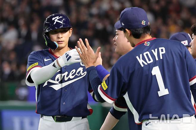 [도쿄=뉴시스] 권창회 기자 = 9일 일본 도쿄돔에서 열린 2026 WBC 조별리그 C조 4차전 한국과 호주의 경기, 3회초 1사 2루 한국 문보경의 적시타로 홈인한 이정후가 하이파이브 하고 있다. 2026.03.09. kch0523@newsis.com