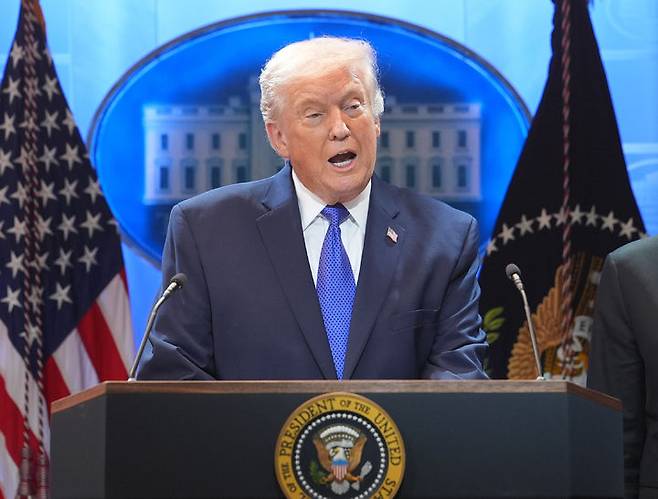 [워싱턴=AP/뉴시스]도널드 트럼프 미국 대통령이 지난달 20일(현지 시간) 백악관에서 대법원 관세 판결 관련 기자회견을 열고 발언하고 있다. 2026.02.21.