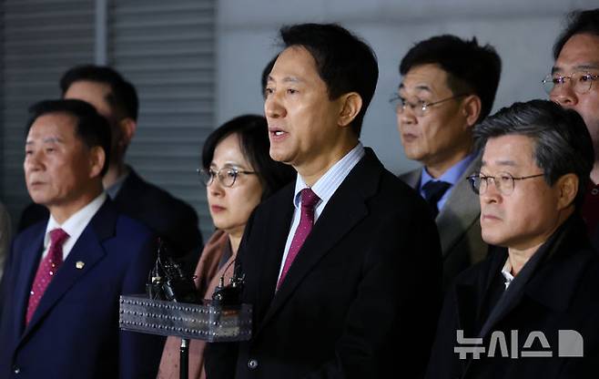 [서울=뉴시스] 조성우 기자 = 오세훈 서울시장이 9일 오후 서울 중구 서울시청 인근에서 김길성 중구청장 및 시의원 등 관계자들과 함께 국민의힘이 이날 발표한 결의문과 관련해 입장을 밝히고 있다.앞서 국민의힘은 이날 열린 의원총회에서 윤석열 전 대통령의 정치적 복귀에 반대한다는 결의문을 채택했다. 2026.03.09. xconfind@newsis.com