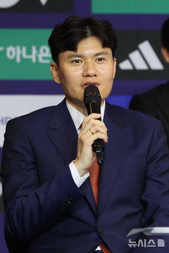 [서울=뉴시스] 권창회 기자 = 정경호 강원FC 감독이 25일 서울 서대문구 스위스그랜드호텔에서 열린 2026 K리그1 개막 미디어데이에서 올시즌 각오를 밝히고 있다. 2026.02.25. kch0523@newsis.com