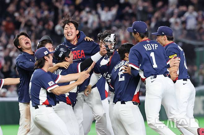 [도쿄=뉴시스] 권창회 기자 = 9일 일본 도쿄돔에서 열린 2026 WBC 조별리그 C조 4차전 한국과 호주의 경기, 7-2로 승리한 한국 대표팀 선수들이 기뻐하고 있다. 2026.03.09. kch0523@newsis.com