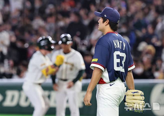 [도쿄=뉴시스] 권창회 기자 = 9일 일본 도쿄돔에서 열린 2026 WBC 조별리그 C조 4차전 한국과 호주의 경기, 8회말 1사 2루 한국 김택연이 1실점 후 아쉬워하고 있다. 2026.03.09. kch0523@newsis.com