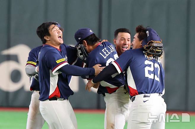 [도쿄=뉴시스] 권창회 기자 = 9일 일본 도쿄돔에서 열린 2026 WBC 조별리그 C조 4차전 한국과 호주의 경기, 7-2로 승리해 WBC 본선에 진출한 한국 대표팀 선수들이 기뻐하고 있다. 2026.03.09. kch0523@newsis.com
