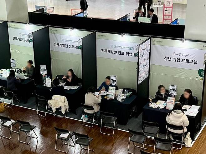[서울=뉴시스] 박시은 인턴기자 = 9일 오전 열린 이화여대 '2026 상반기 잡페어'의 인재개발원 부스에서 분야별 컨설팅이 진행되고 있다. 2026.03.09. *재판매 및 DB 금지
