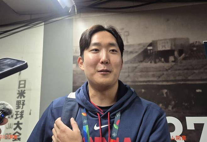 [도쿄=뉴시스] 문채현 기자 = 한국 야구 대표팀 손주영이 9일 일본 도쿄돔에서 열린 2026 월드베이스볼클래식(WBC) 조별리그 C조 4차전에서 승리한 뒤 취재진과 인터뷰를 하고 있다. 2026.03.09. dal@newsis.com *재판매 및 DB 금지
