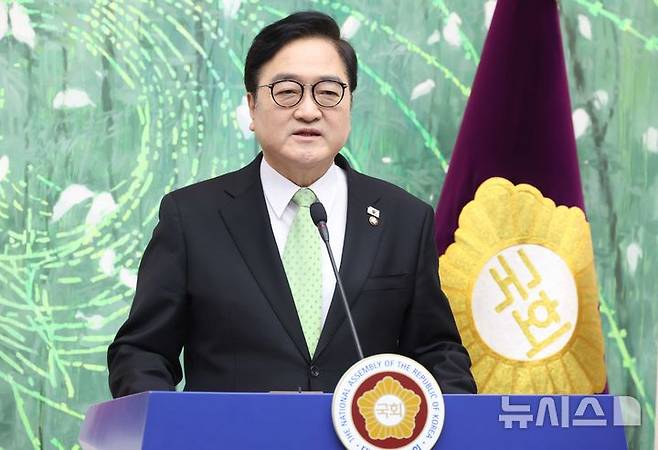 [서울=뉴시스] 조성봉 기자 = 우원식 국회의장이 10일 오전 서울 여의도 국회의장 접견실에서 열린 개헌 관련 긴급 기자회견에서 발언을 하고 있다. 우 국회의장은  "계엄 국회통제 강화, 5·18정신 전문수록, 지방균형발전 등을 개헌에 담아야 한다"고 밝혔다. 2026.03.10. suncho21@newsis.com