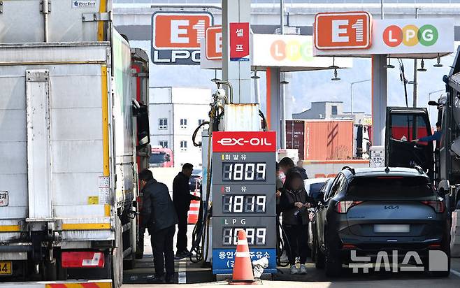 [용인=뉴시스] 김종택 기자 = 미국과 이스라엘의 이란 공습에 따른 중동 정세 불안 여파로 국내 주유소 기름값 상승세가 이어지고 있는 10일 상대적으로 저렴한 경기 용인시 영동고속도로 용인휴계소 주유소에서 운전자들이 차량에 기름을 넣고 있다. 2026.03.10. jtk@newsis.com