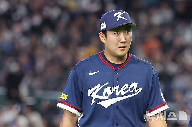 [도쿄=뉴시스] 권창회 기자 = 9일 일본 도쿄돔에서 열린 2026 WBC 조별리그 C조 4차전 한국과 호주의 경기, 2회말 한국선발 손주영이 교체되고있다. 2026.03.09. kch0523@newsis.com