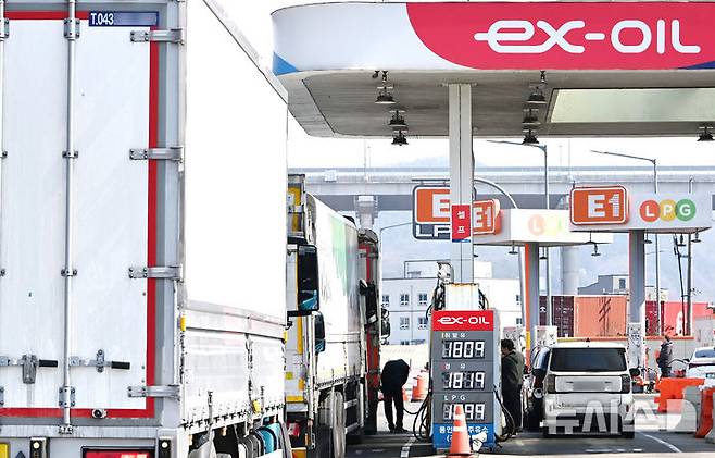 [용인=뉴시스] 9일(현지 시간) AP통신, BBC 등 외신에 따르면, 중동 분쟁 장기화 우려를 잠재운 트럼프 대통령의 발언 이후 뉴욕 증시가 반등한 데 이어 아시아 증시도 전날의 낙폭을 하루 만에 상당 부분 만회하는 모습이다. 10일 경기 용인시 영동고속도로 용인휴계소 주유소에서 운전자들이 차량에 기름을 넣고 있다. 2026.03.10.